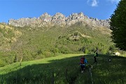 17 Saliamo nel verde prato con in fronte i contafforti rocciosi del Cancervo